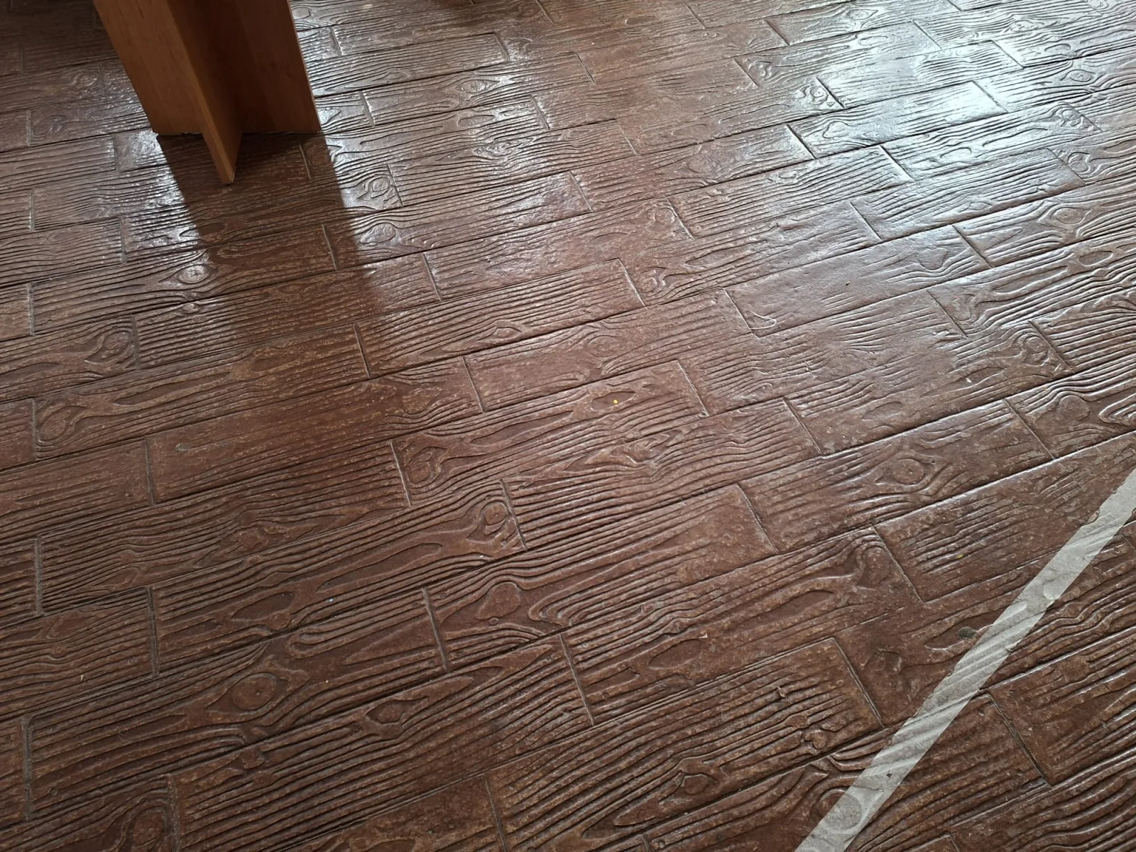Stamped concrete floor in sala multifunctionala